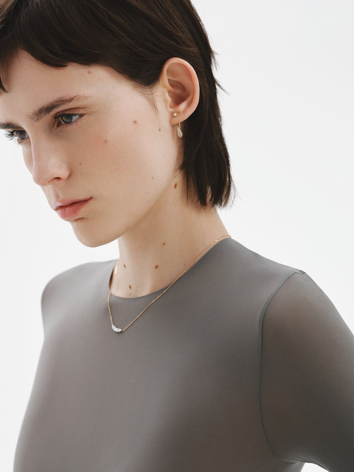 Pendiente individual de oro amarillo de 18K con diamantes en talla brillante