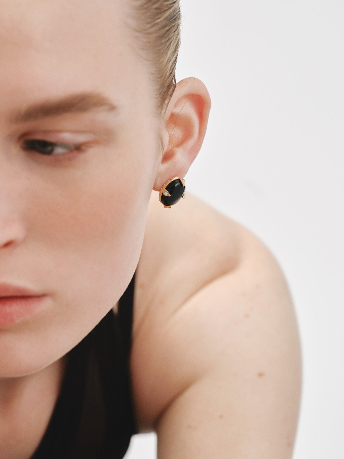 Pendientes de oro amarillo de 18K con ónix negro y diamantes en talla brillante