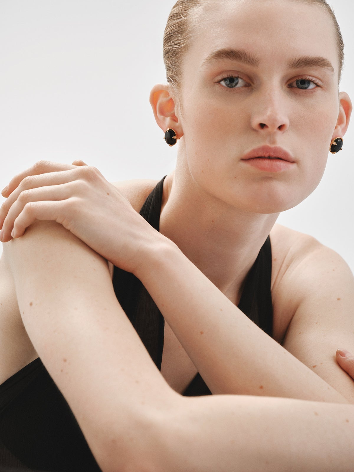 Pendientes de oro amarillo de 18K con ónix negro y diamantes en talla brillante