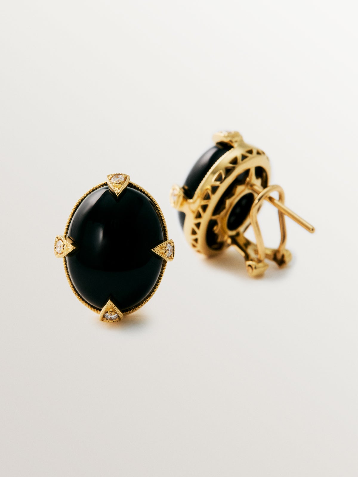 Pendientes de oro amarillo de 18K con ónix negro y diamantes en talla brillante