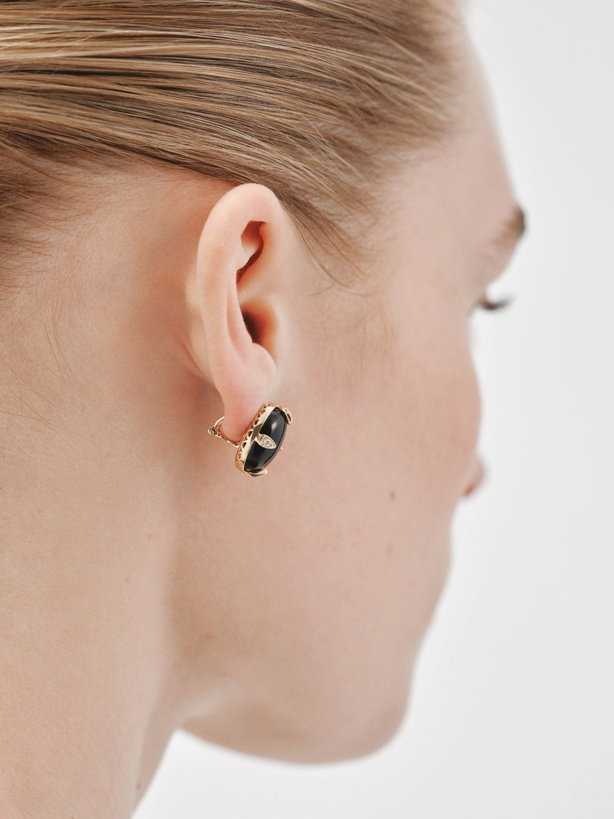 Pendientes de oro amarillo de 18K con ónix negro y diamantes en talla brillante