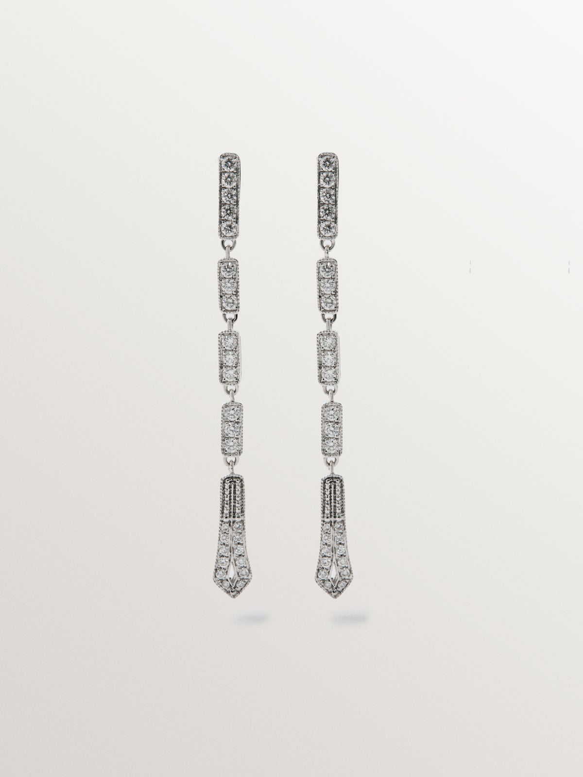 Pendientes largos de oro blanco de 18K con diamantes en talla brillante