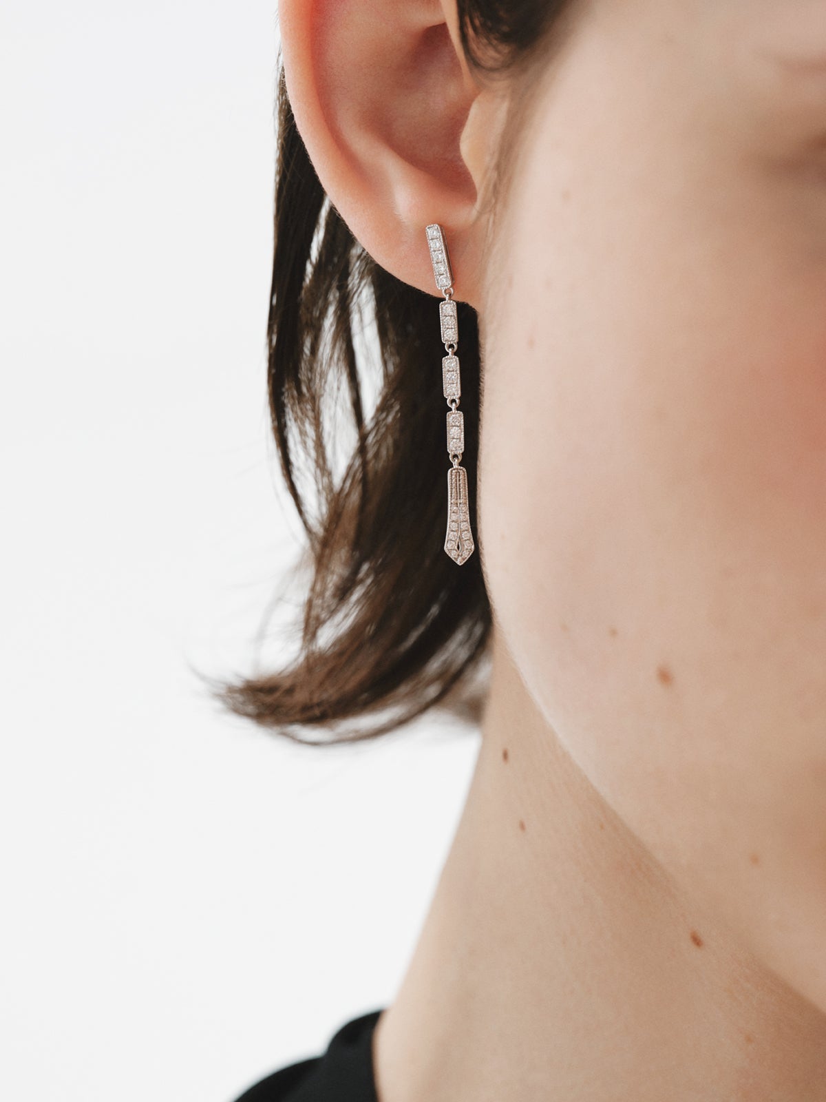 Pendientes largos de oro blanco de 18K con diamantes en talla brillante