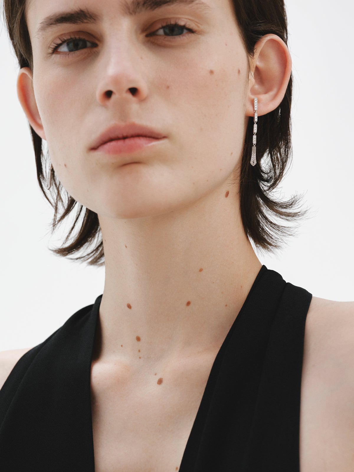 Pendientes largos de oro blanco de 18K con diamantes en talla brillante