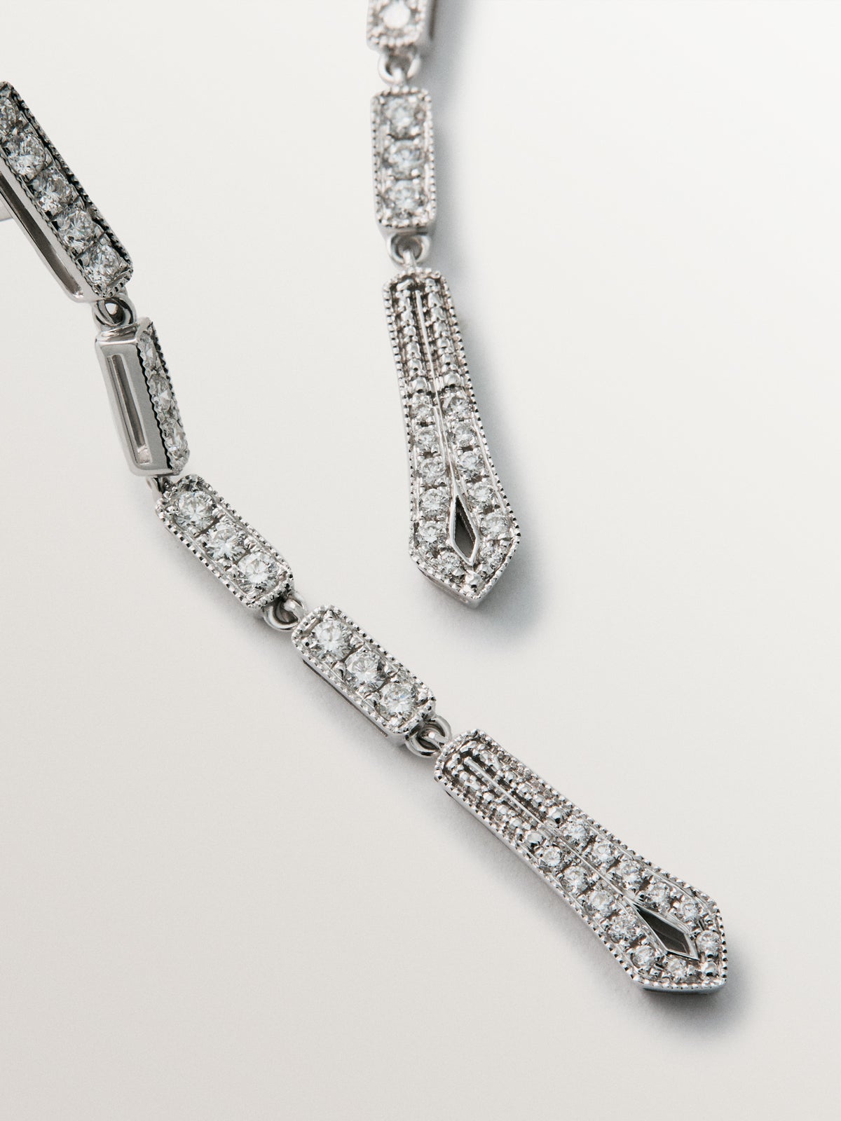 Pendientes largos de oro blanco de 18K con diamantes en talla brillante