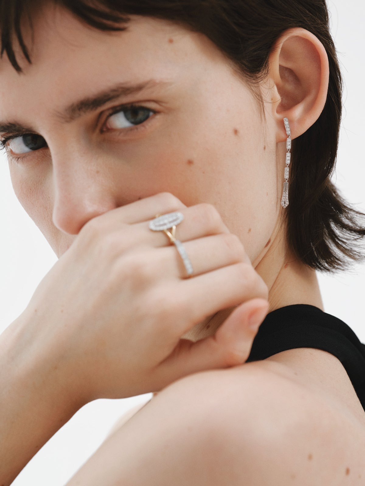 Pendientes largos de oro blanco de 18K con diamantes en talla brillante