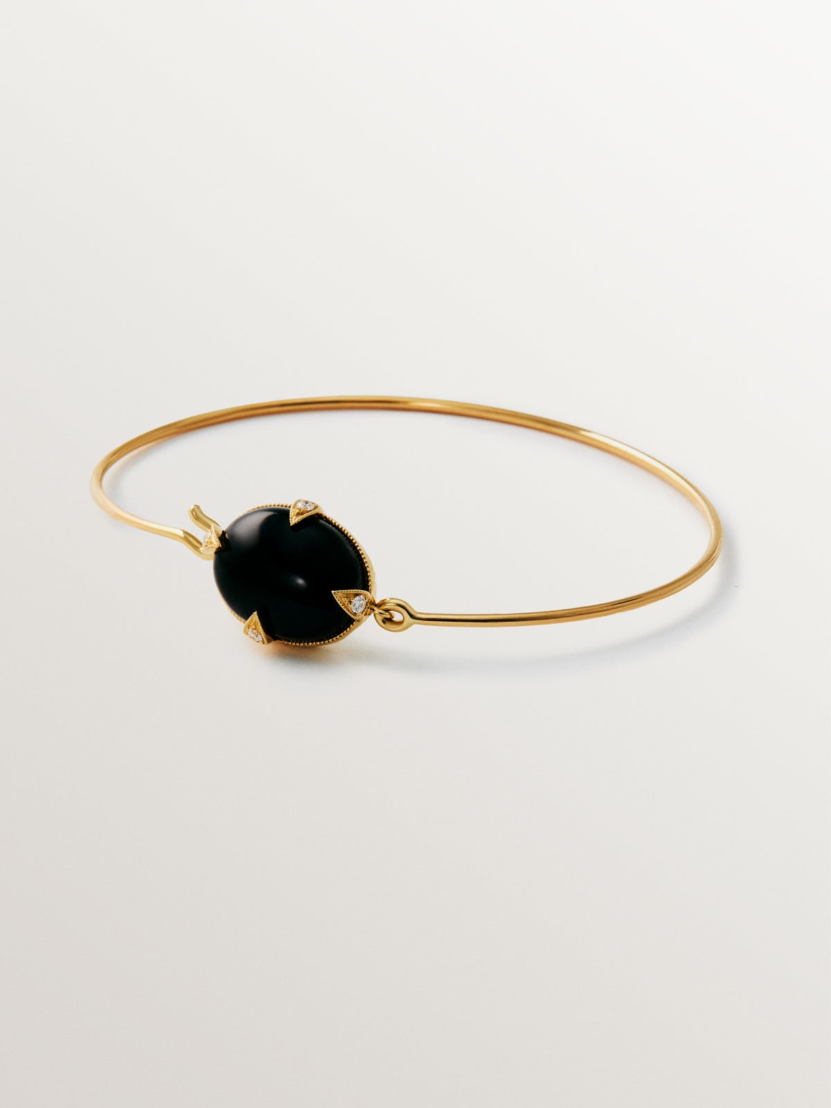 Pulsera de oro amarillo de 18K con ónix negro y diamantes en talla brillante