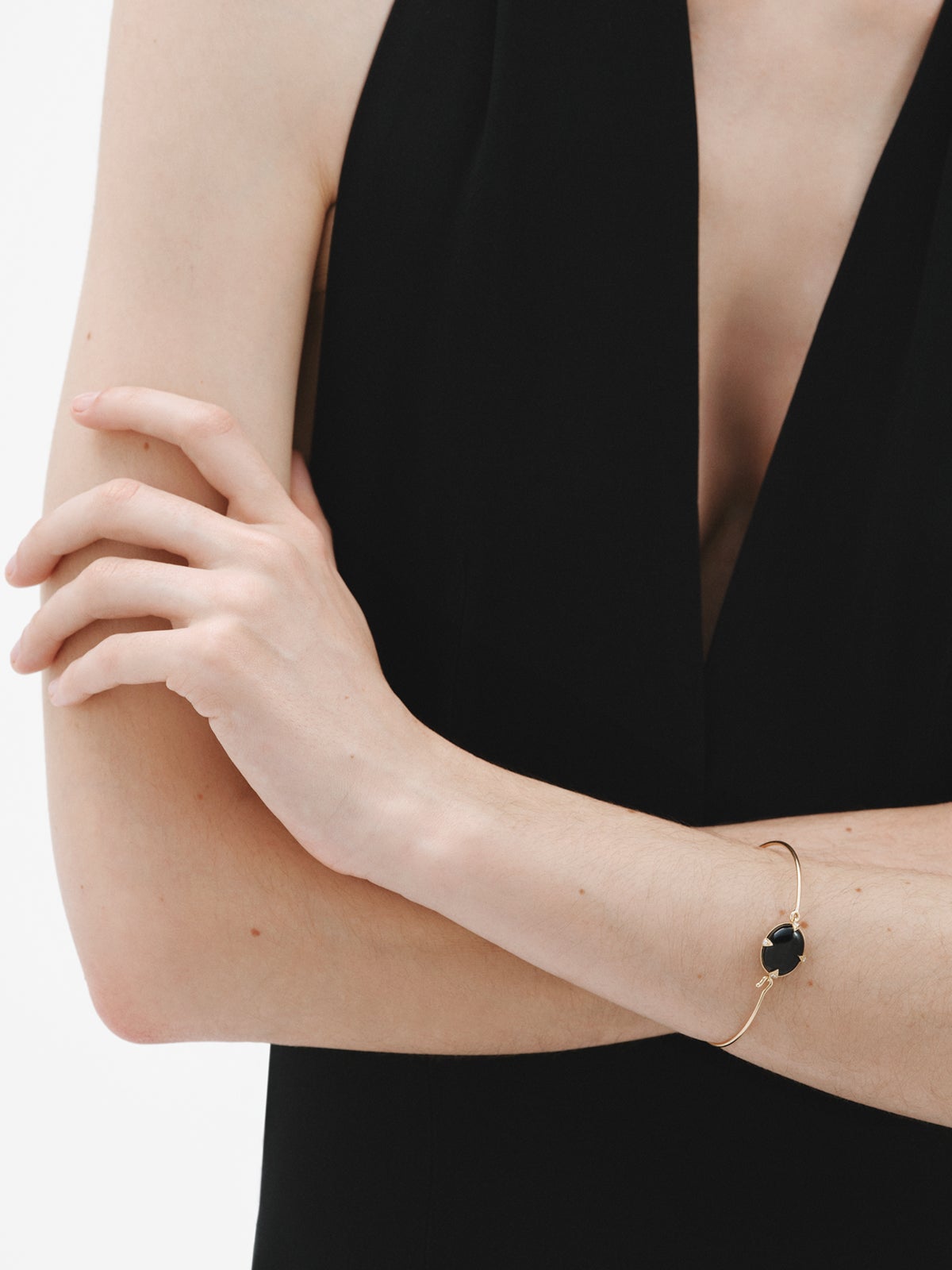 Pulsera de oro amarillo de 18K con ónix negro y diamantes en talla brillante