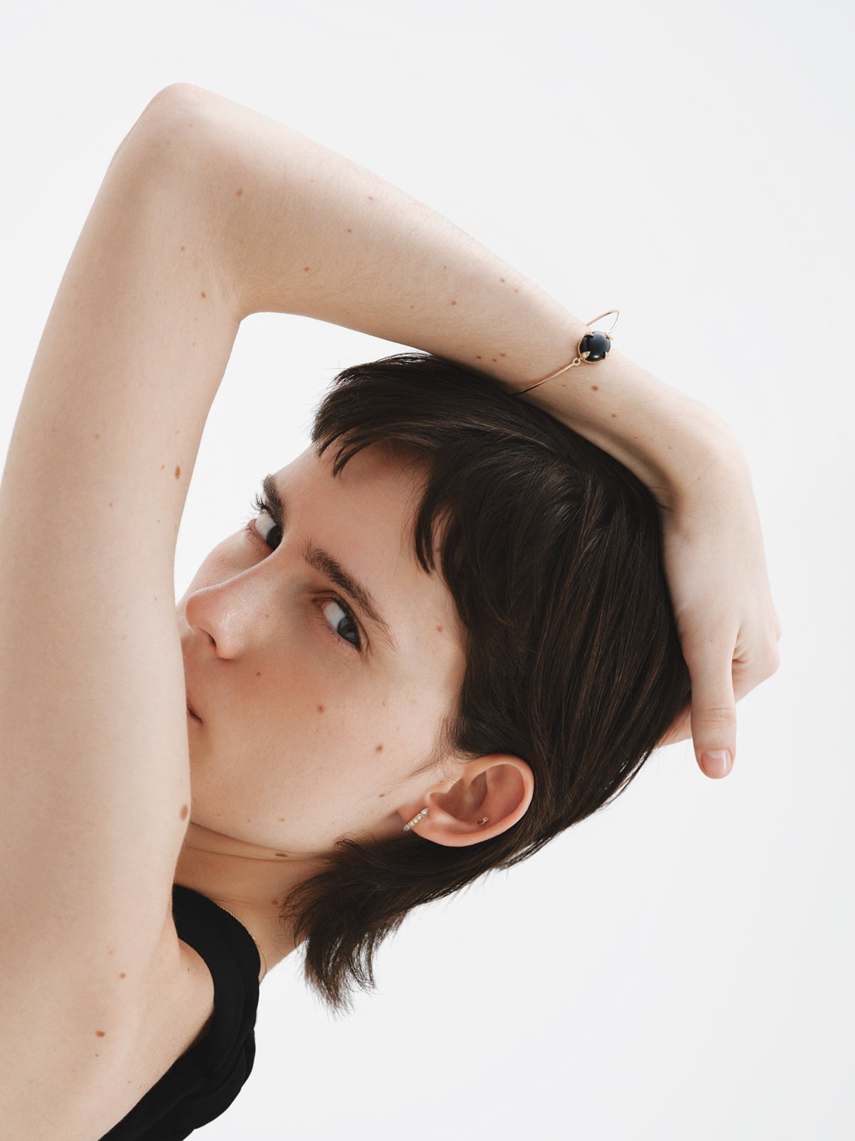 Pulsera de oro amarillo de 18K con ónix negro y diamantes en talla brillante