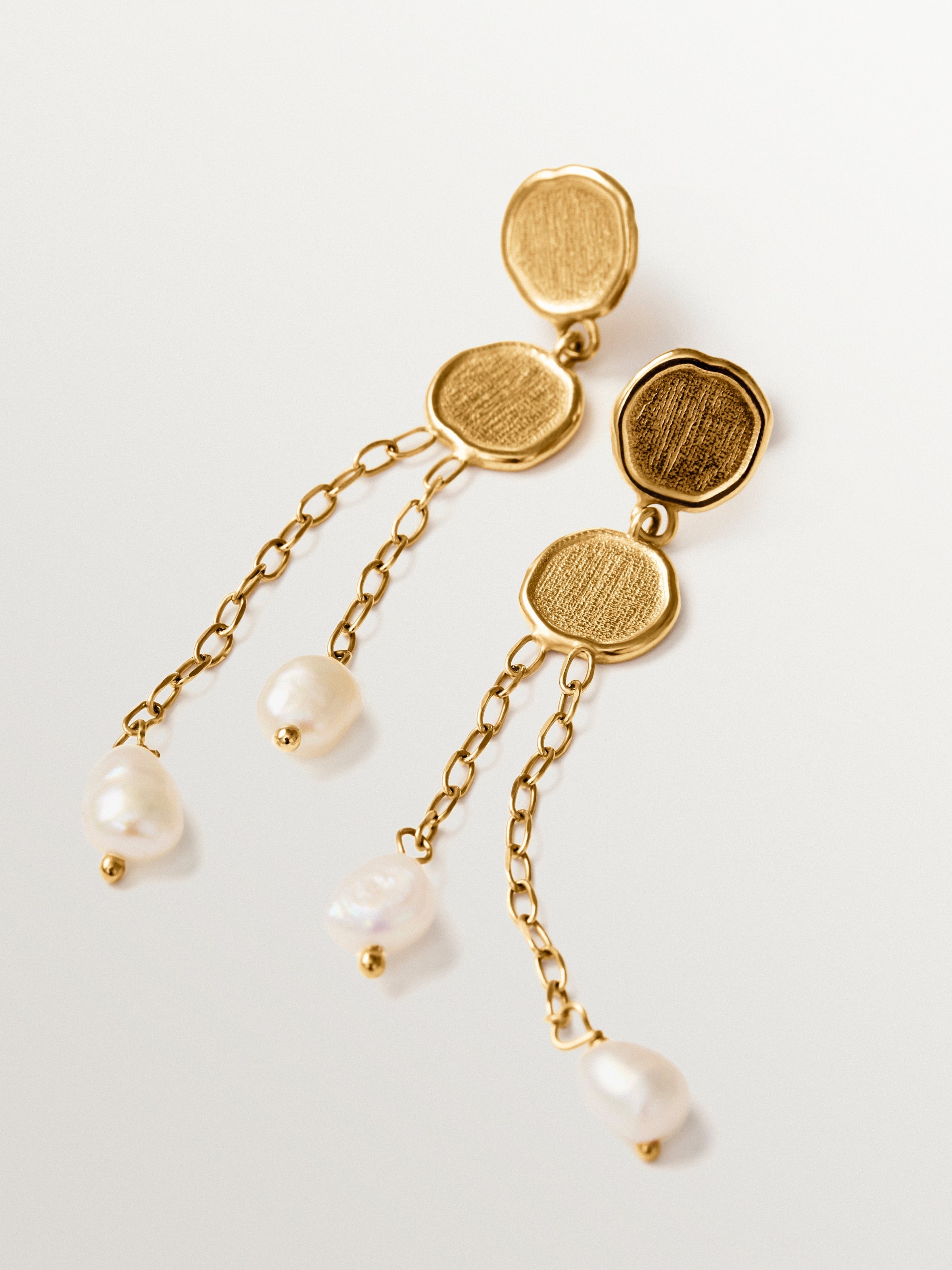 Pendientes largos de plata 925 bañada en oro de 18K con perlas colgantes