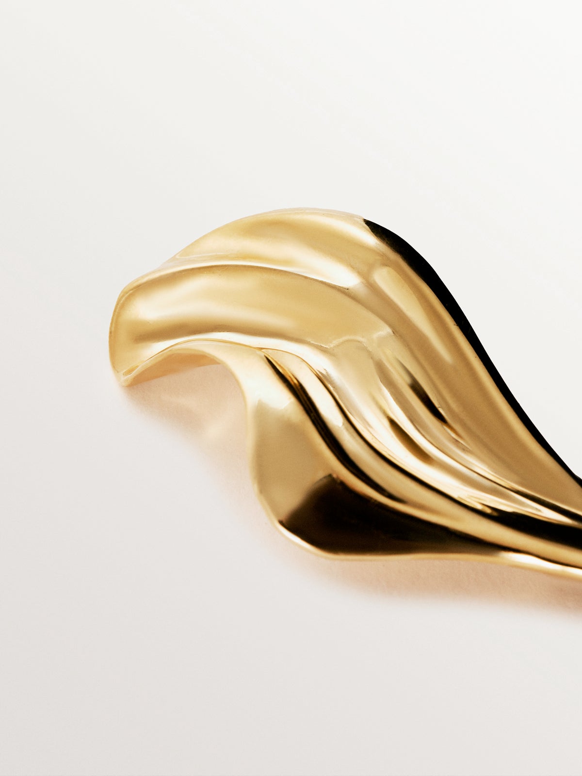 Broche de plata 925 bañada en oro amarillo de 18K con textura