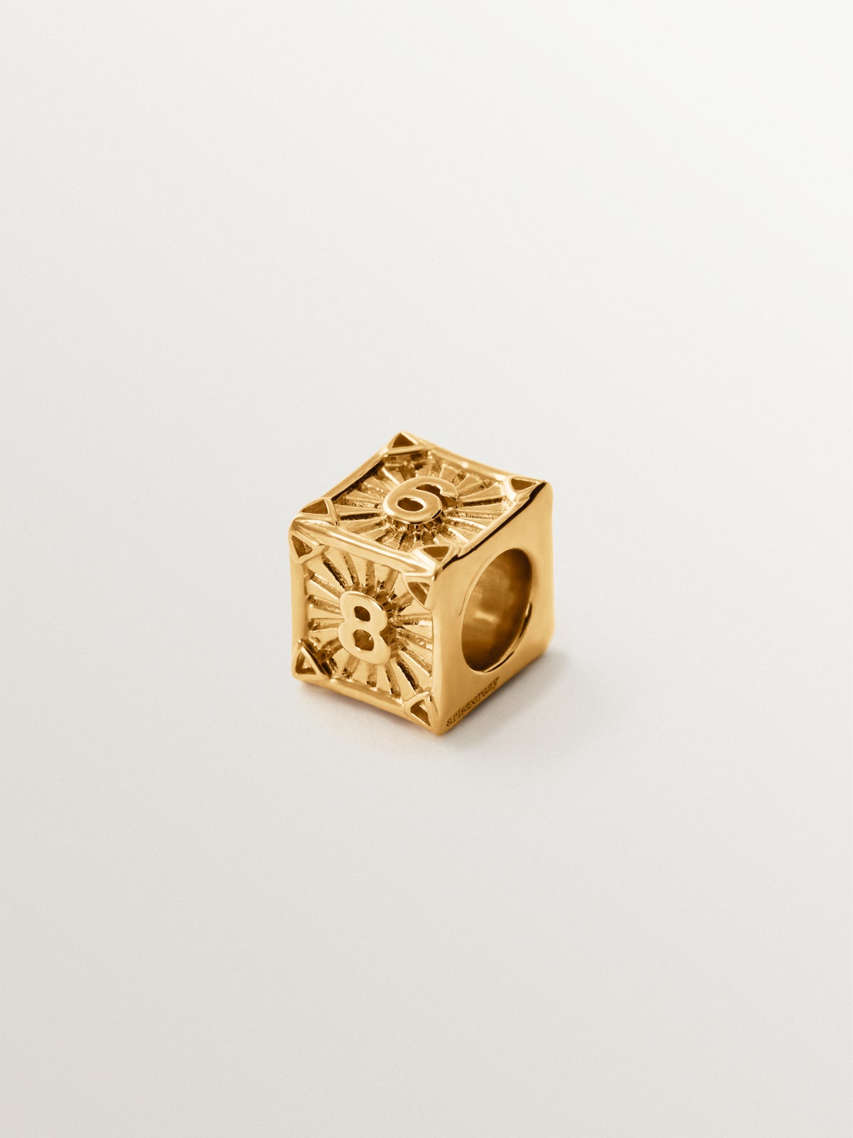 Charm de plata 925 bañada en oro de 18K con forma de cubo con números pares