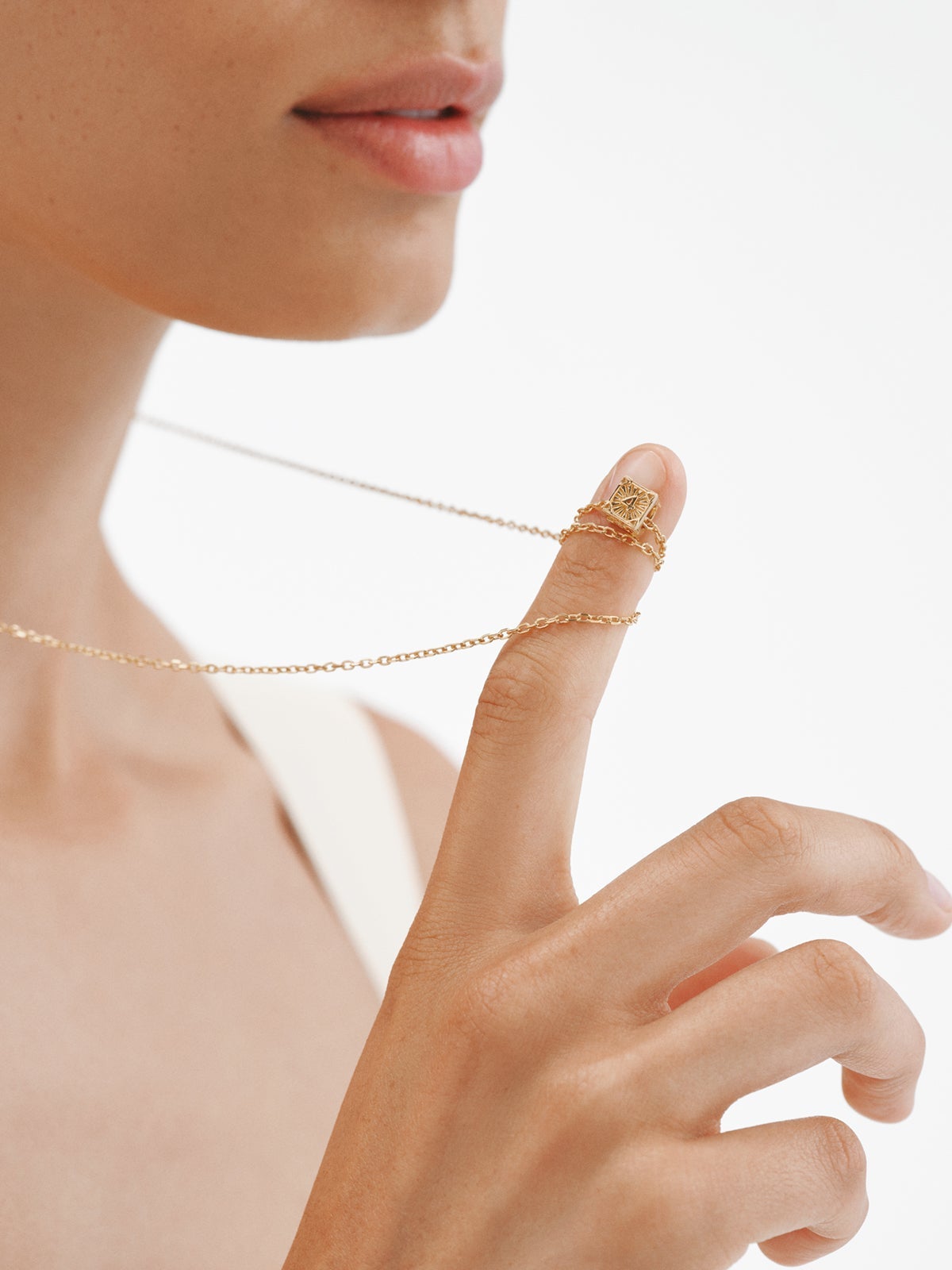 Charm de plata 925 bañada en oro de 18K con forma de cubo con números pares