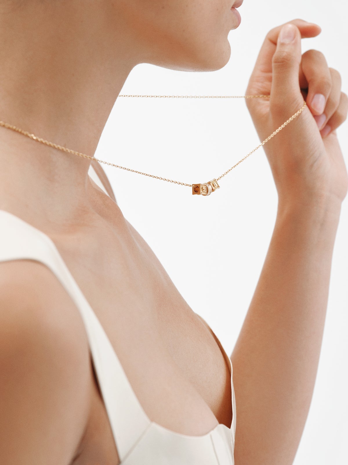 Charm de plata 925 bañada en oro de 18K con forma de cubo con números pares