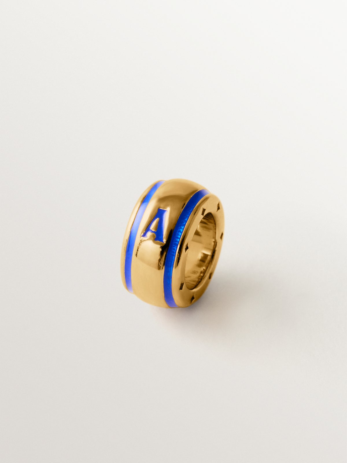 Charm con inicial A de plata 925 bañada en oro amarillo de 18K y esmalte azul con forma circular