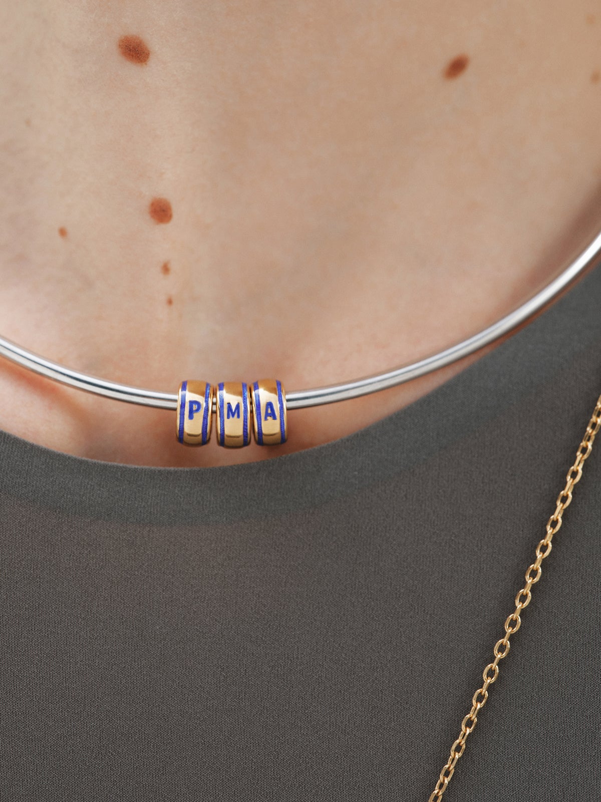 Charm con inicial A de plata 925 bañada en oro amarillo de 18K y esmalte azul con forma circular