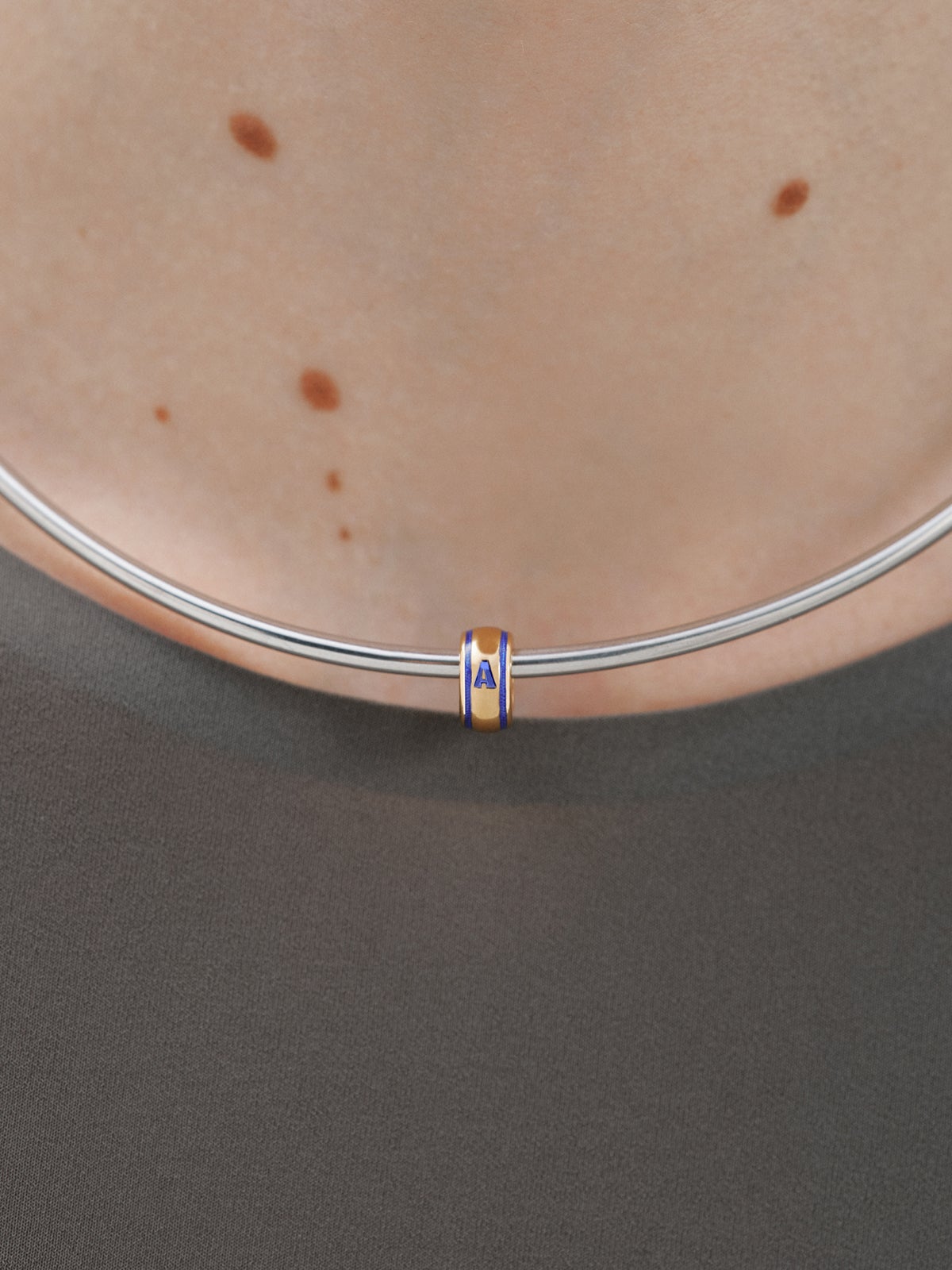 Charm con inicial A de plata 925 bañada en oro amarillo de 18K y esmalte azul con forma circular