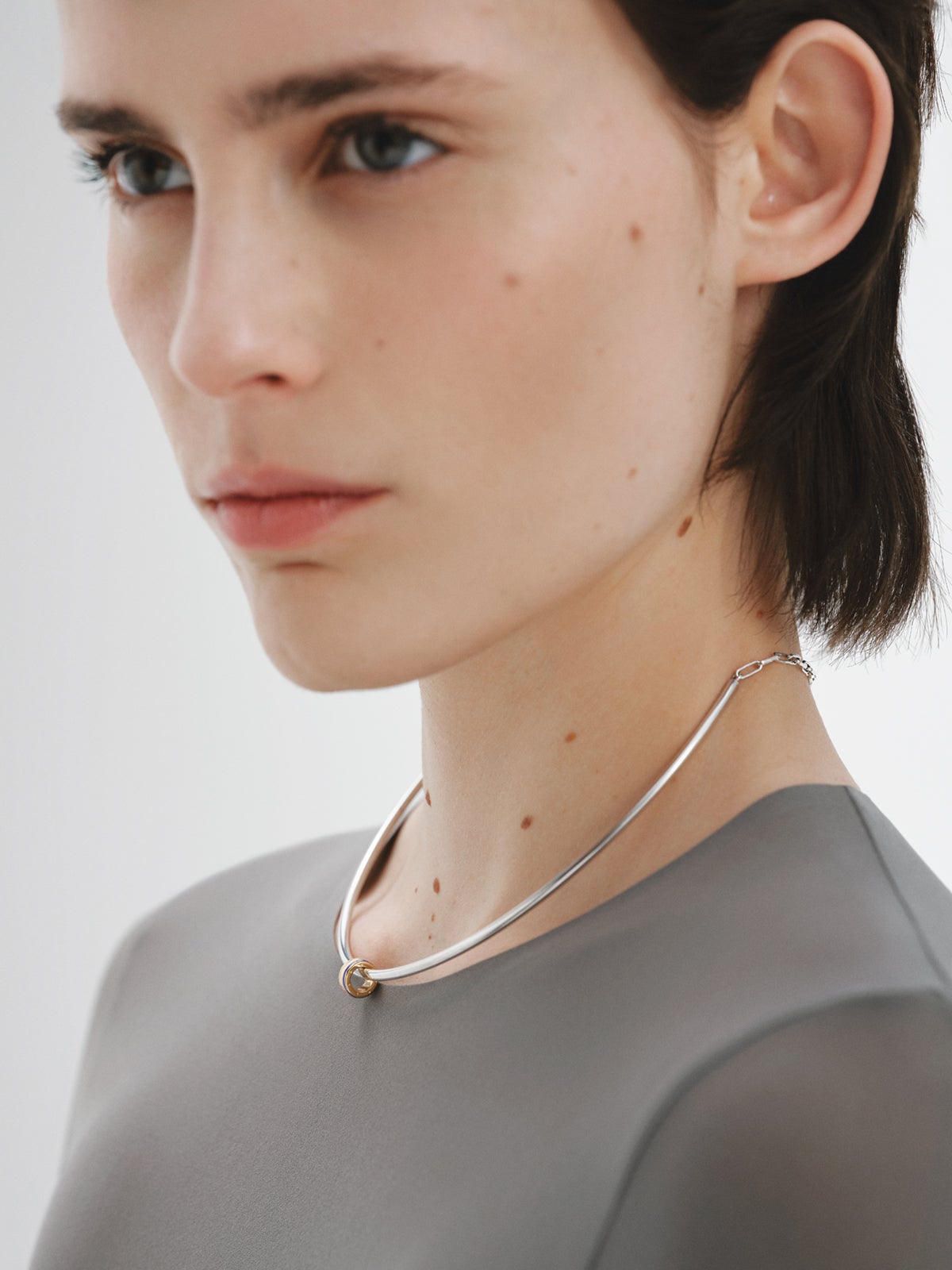 Charm con inicial A de plata 925 bañada en oro amarillo de 18K y esmalte azul con forma circular