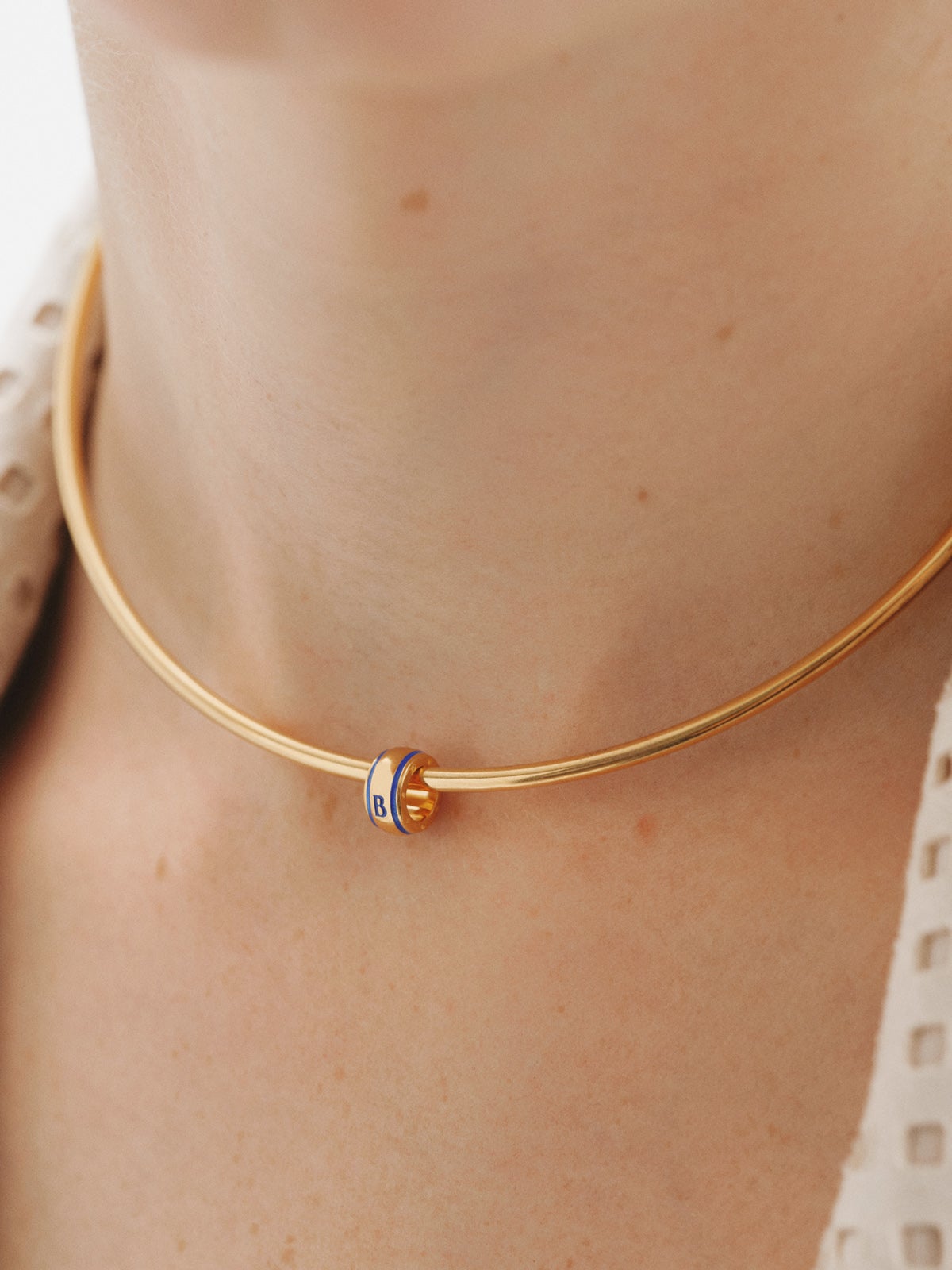 Charm con inicial B de plata 925 bañada en oro amarillo de 18K y esmalte azul con forma circular