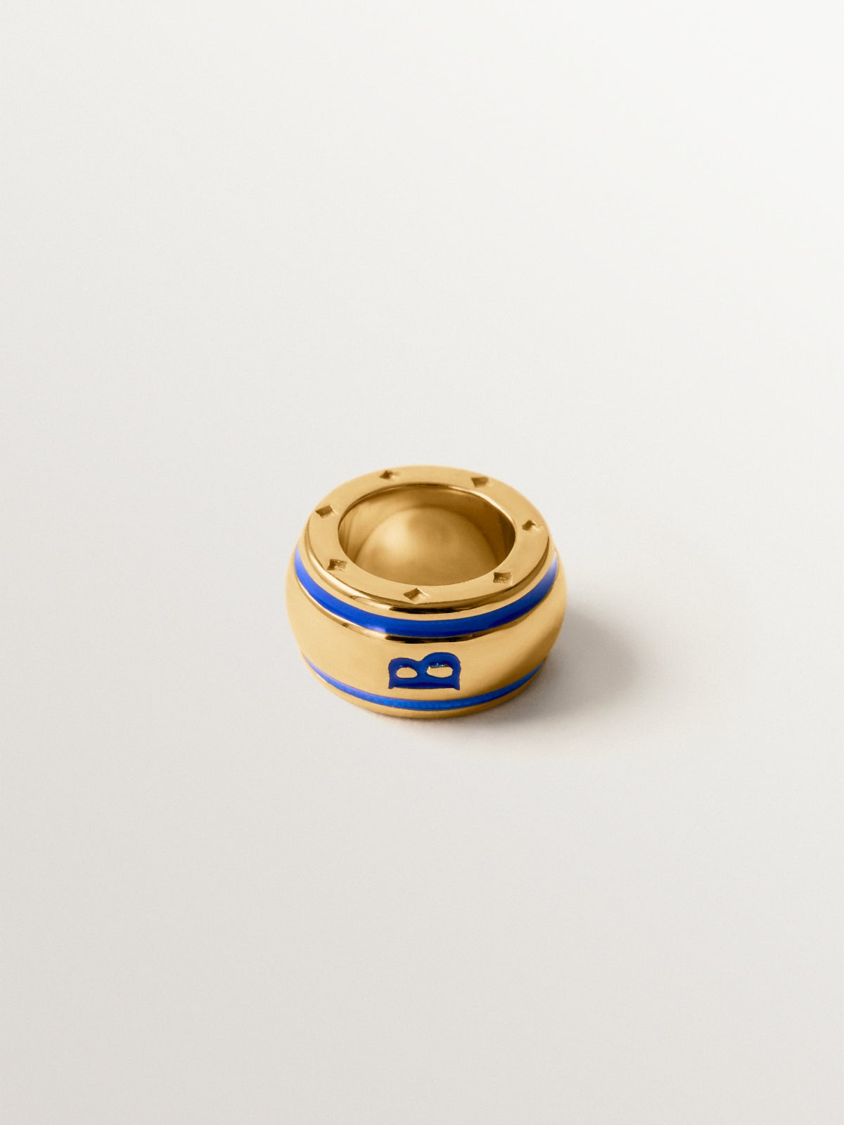 Charm con inicial B de plata 925 bañada en oro amarillo de 18K y esmalte azul con forma circular