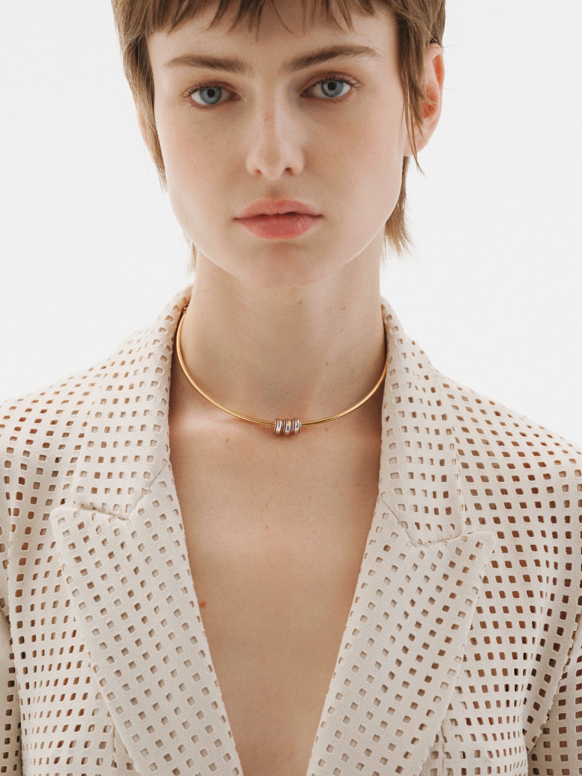 Charm con inicial B de plata 925 bañada en oro amarillo de 18K y esmalte azul con forma circular