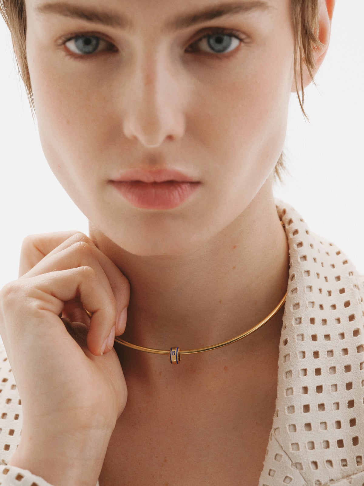 Charm con inicial B de plata 925 bañada en oro amarillo de 18K y esmalte azul con forma circular