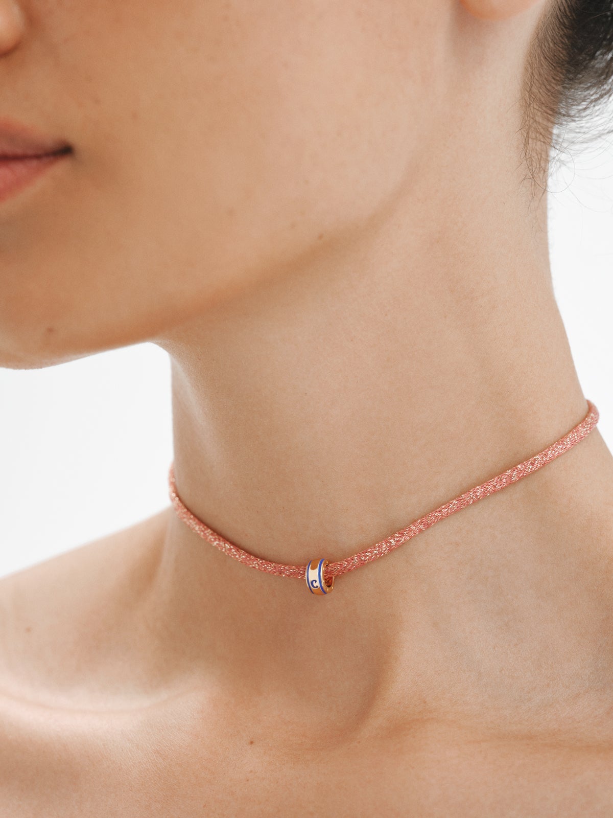 Charm con inicial C de plata 925 bañada en oro amarillo de 18K y esmalte azul con forma circular