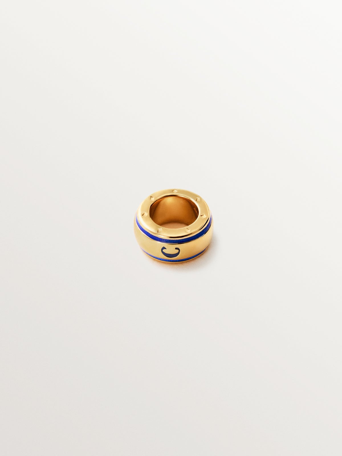 Charm con inicial C de plata 925 bañada en oro amarillo de 18K y esmalte azul con forma circular