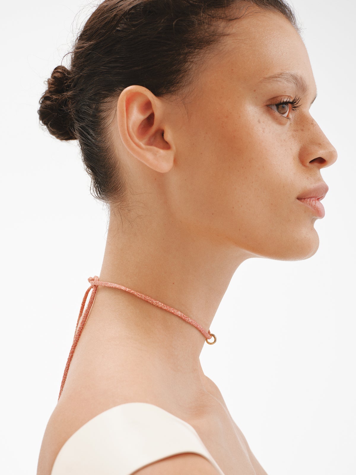 Charm con inicial C de plata 925 bañada en oro amarillo de 18K y esmalte azul con forma circular