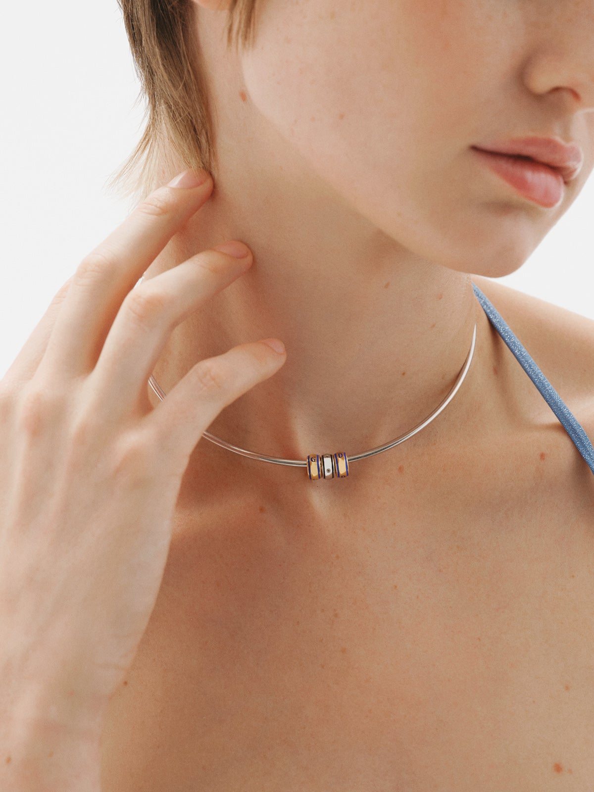 Charm con inicial G de plata 925 bañada en oro amarillo de 18K y esmalte azul con forma circular