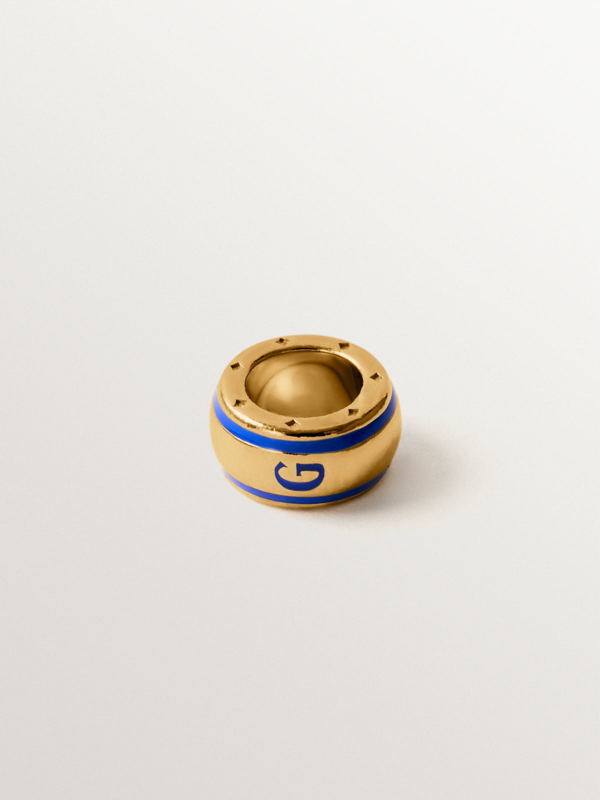 Charm con inicial G de plata 925 bañada en oro amarillo de 18K y esmalte azul con forma circular