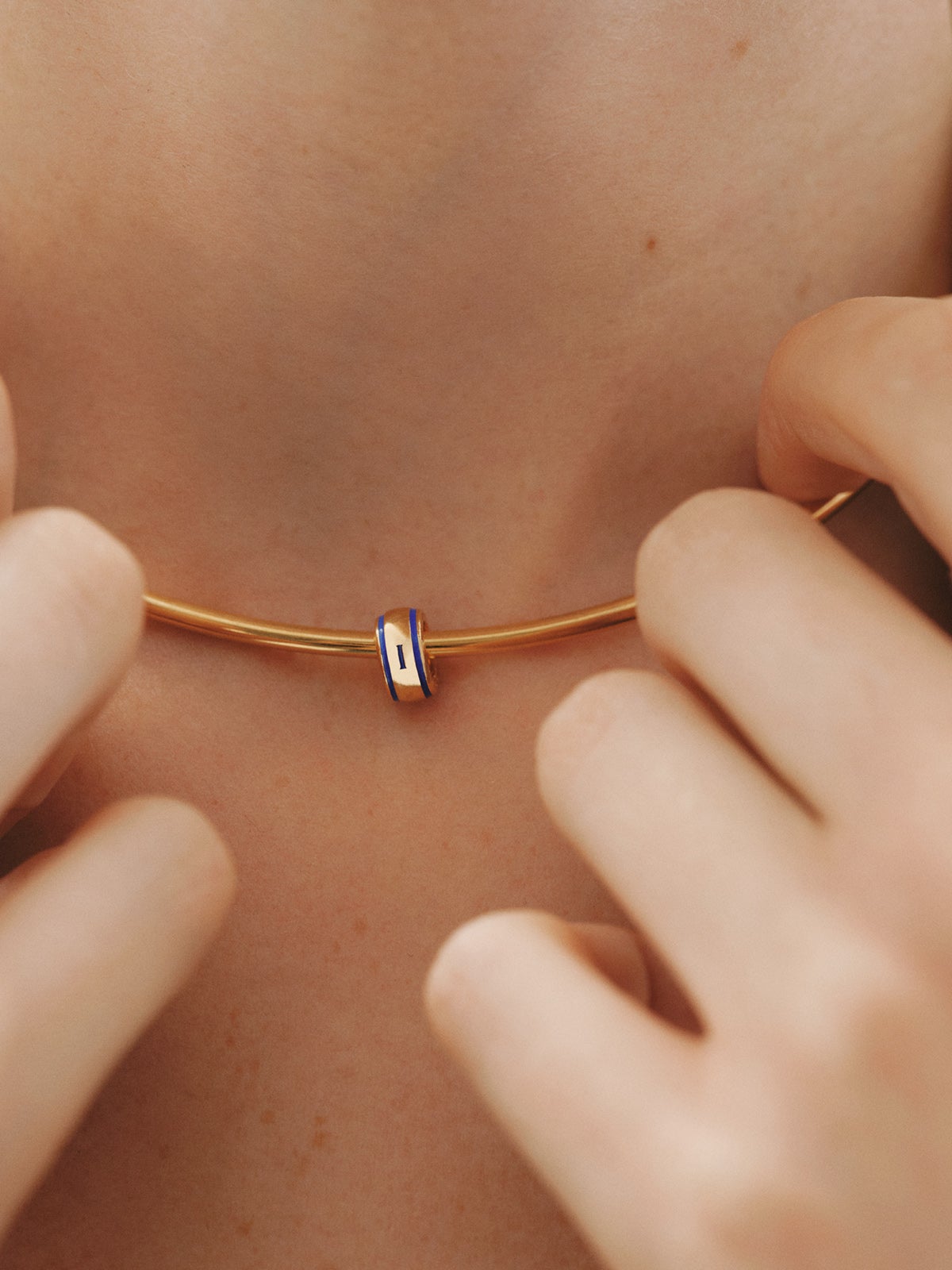 Charm con inicial I de plata 925 bañada en oro amarillo de 18K y esmalte azul con forma circular