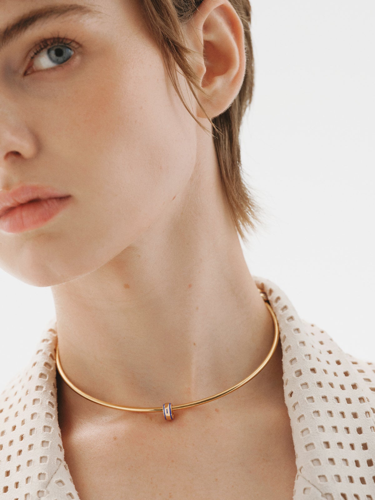 Charm con inicial I de plata 925 bañada en oro amarillo de 18K y esmalte azul con forma circular