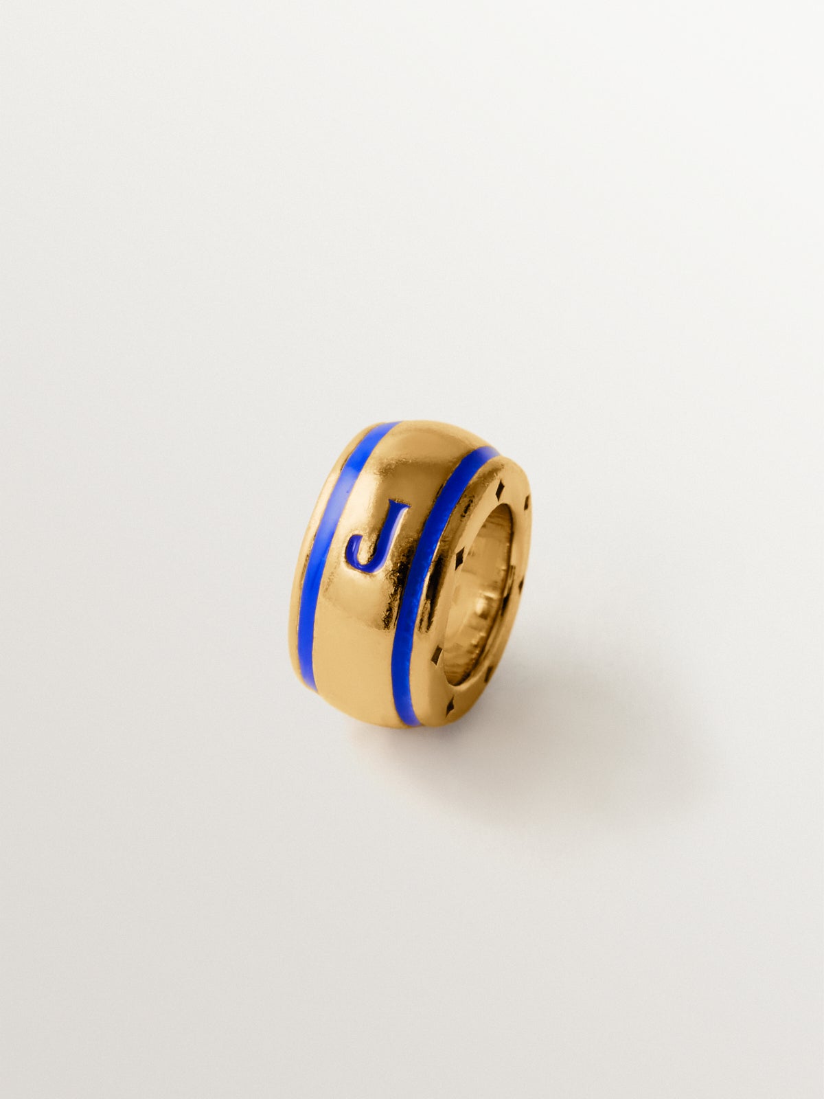 Charm con inicial J de plata 925 bañada en oro amarillo de 18K y esmalte azul con forma circular