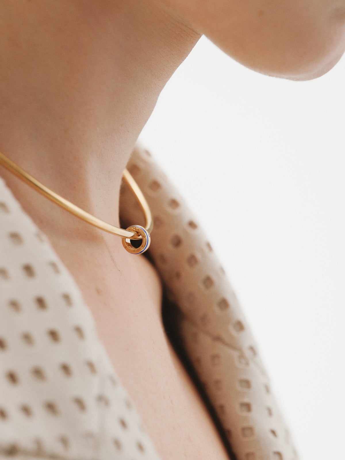 Charm con inicial J de plata 925 bañada en oro amarillo de 18K y esmalte azul con forma circular