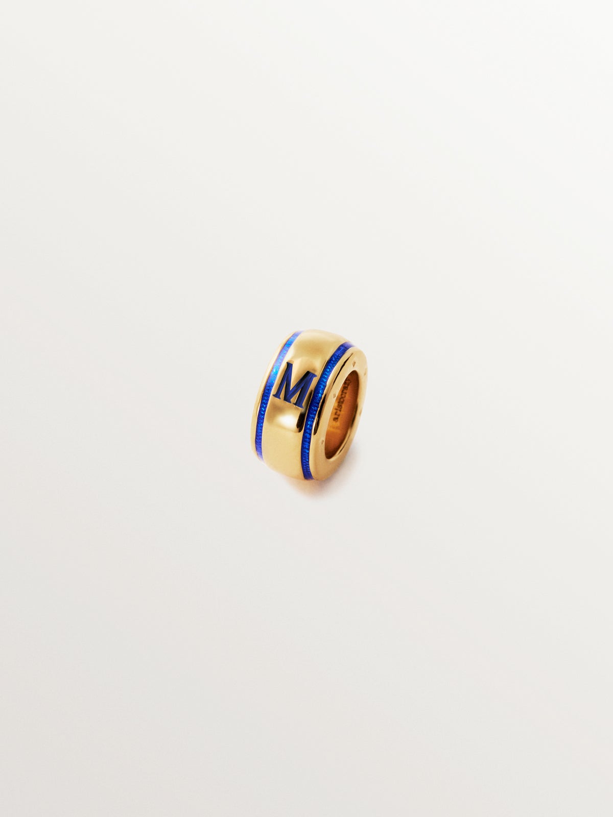 Charm con inicial M de plata 925 bañada en oro amarillo de 18K y esmalte azul con forma circular