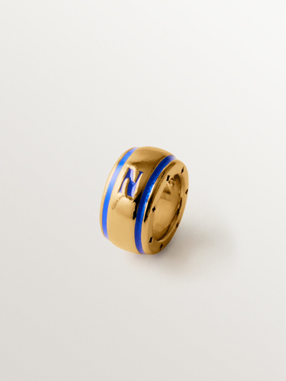 Charm con inicial N de plata 925 bañada en oro amarillo de 18K y esmalte azul con forma circular