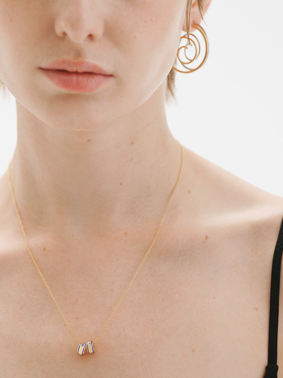 Charm con inicial N de plata 925 bañada en oro amarillo de 18K y esmalte azul con forma circular