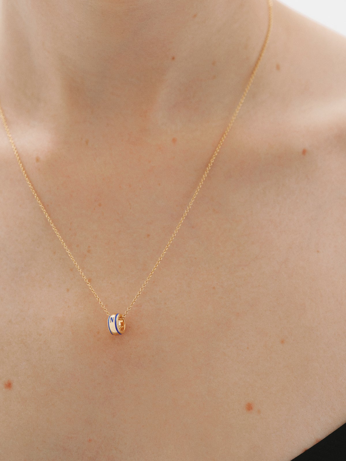 Charm con inicial N de plata 925 bañada en oro amarillo de 18K y esmalte azul con forma circular