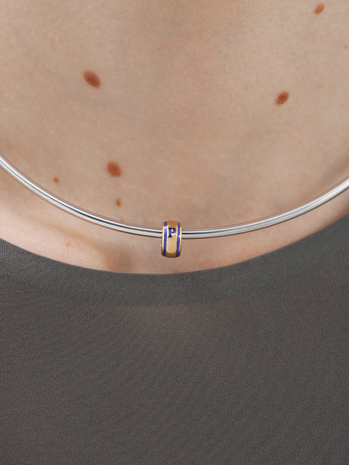 Charm con inicial P de plata 925 bañada en oro amarillo de 18K y esmalte azul con forma circular