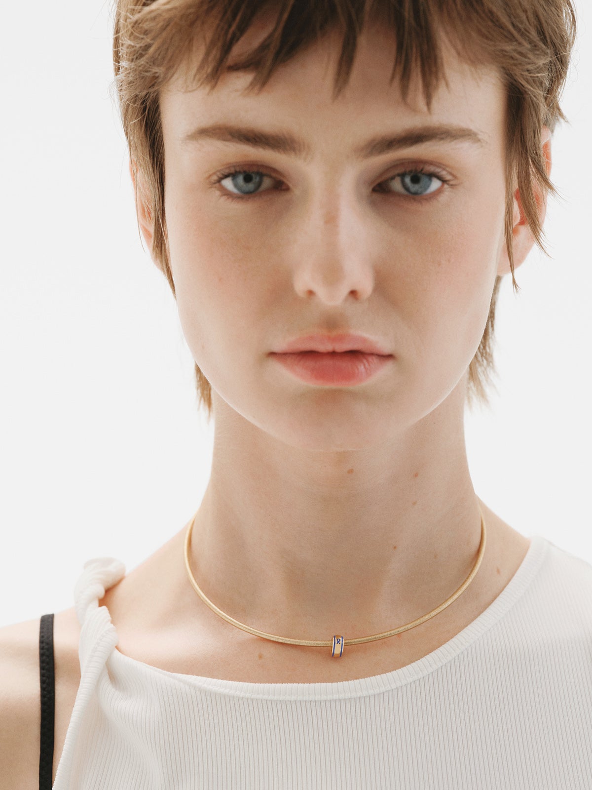 Charm con inicial R de plata 925 bañada en oro amarillo de 18K y esmalte azul con forma circular