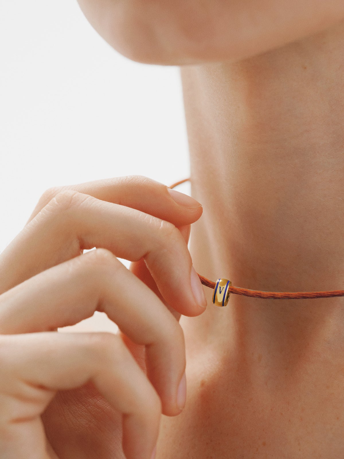 Charm con inicial V de plata 925 bañada en oro amarillo de 18K y esmalte azul con forma circular