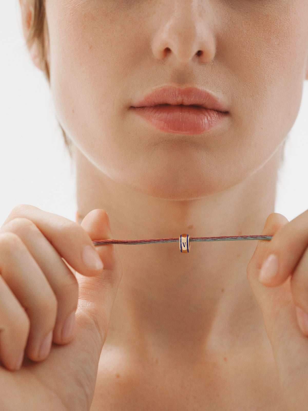 Charm con inicial V de plata 925 bañada en oro amarillo de 18K y esmalte azul con forma circular