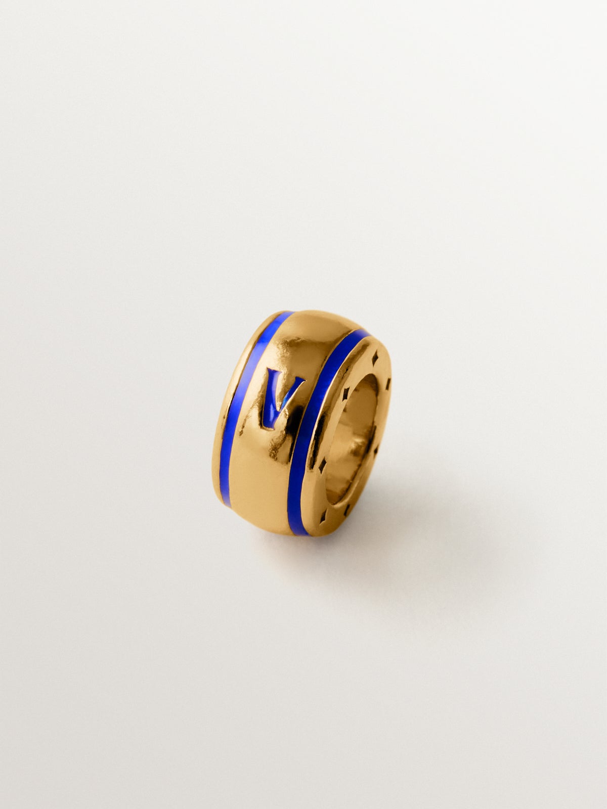 Charm con inicial V de plata 925 bañada en oro amarillo de 18K y esmalte azul con forma circular
