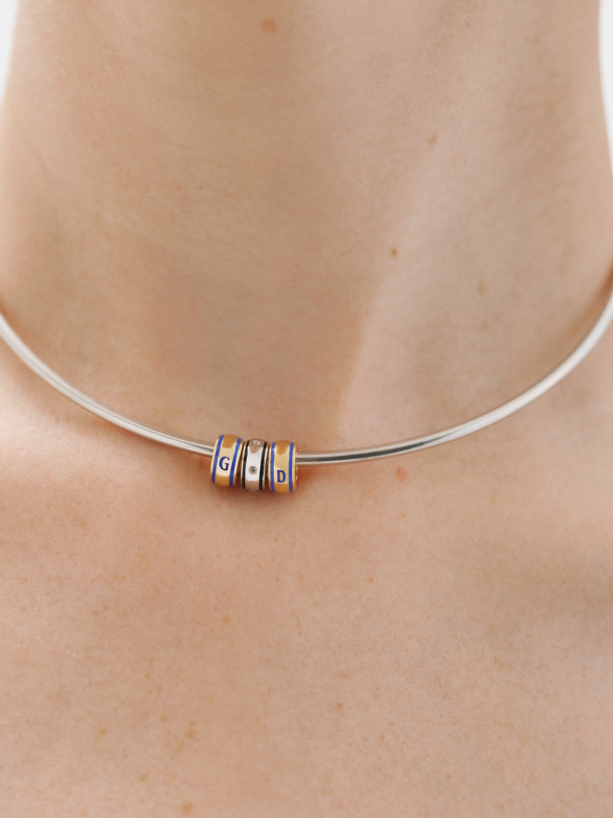 Charm de plata 925 con topacios blancos y esmalte negro con forma circular