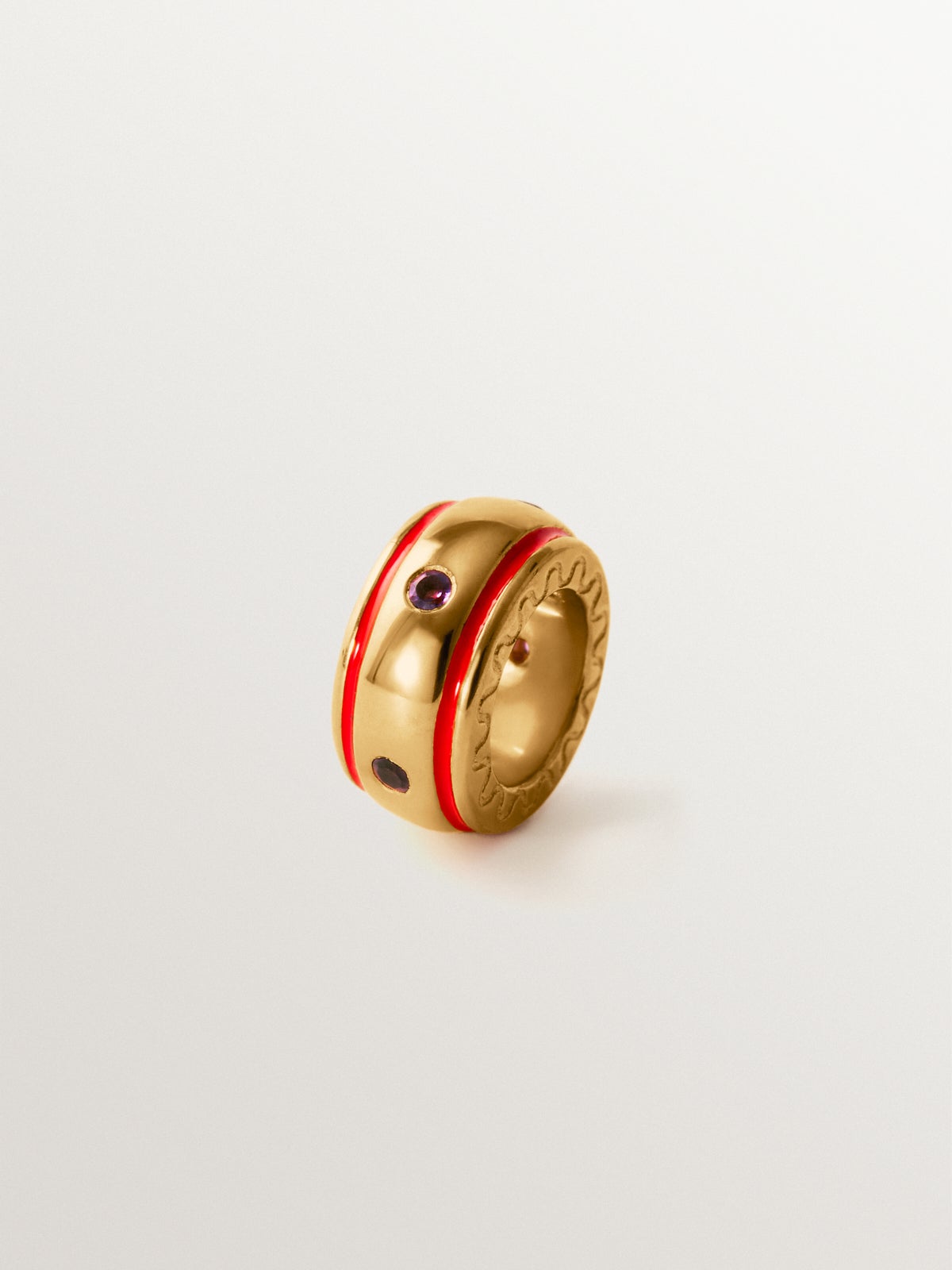 Charm de plata 925 bañada en oro amarillo de 18K con amatistas moradas y esmalte rojo con forma circular