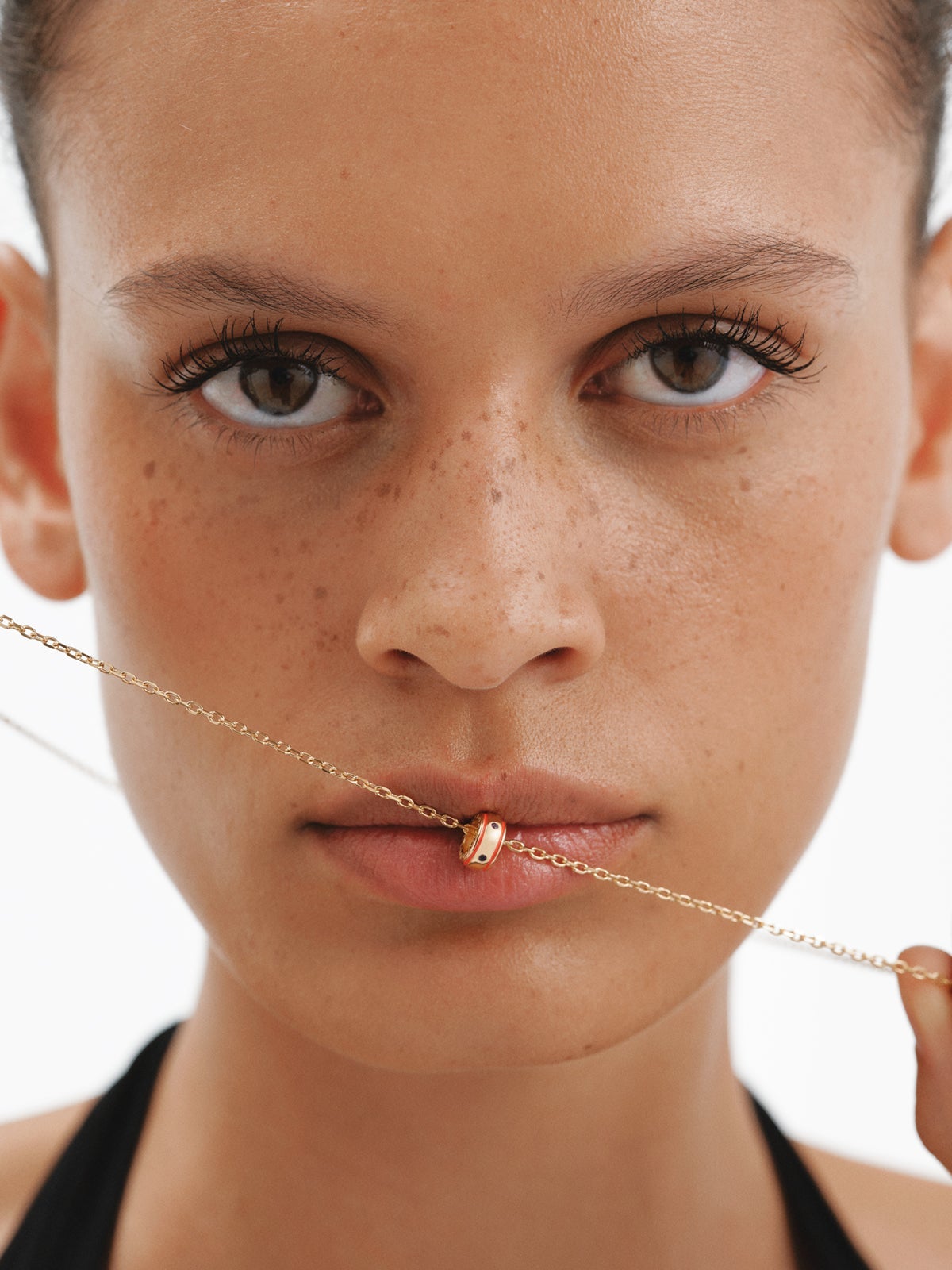 Charm de plata 925 bañada en oro amarillo de 18K con amatistas moradas y esmalte rojo con forma circular