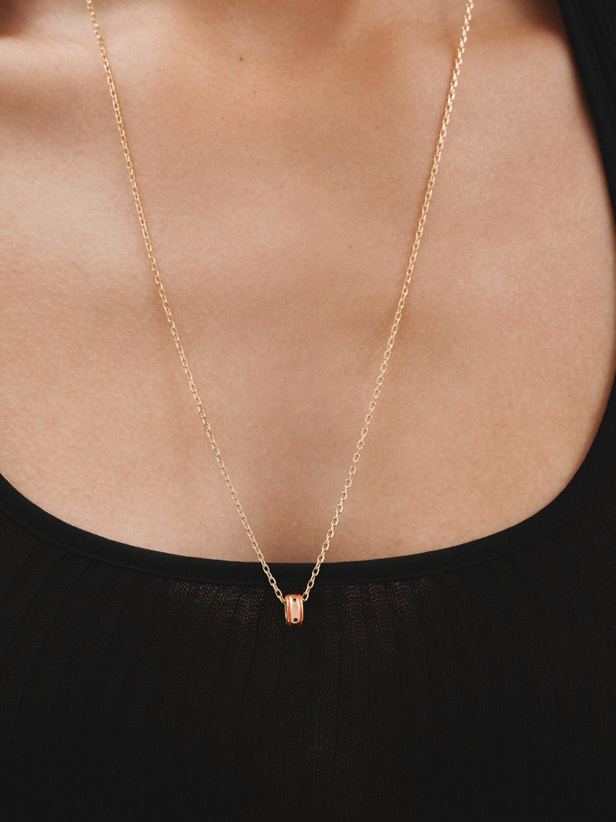 Charm de plata 925 bañada en oro amarillo de 18K con amatistas moradas y esmalte rojo con forma circular