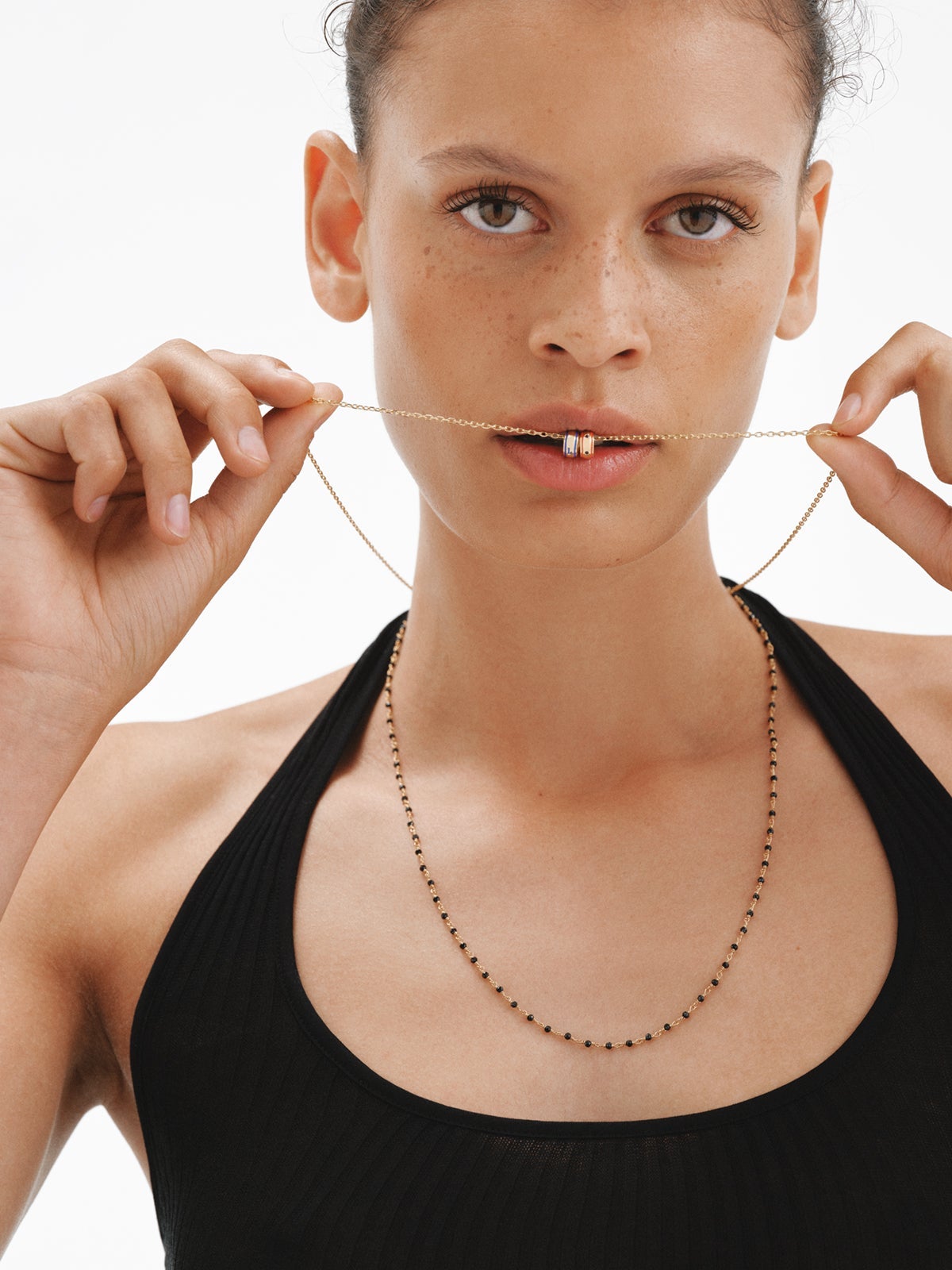 Charm de plata 925 bañada en oro amarillo de 18K con amatistas moradas y esmalte rojo con forma circular