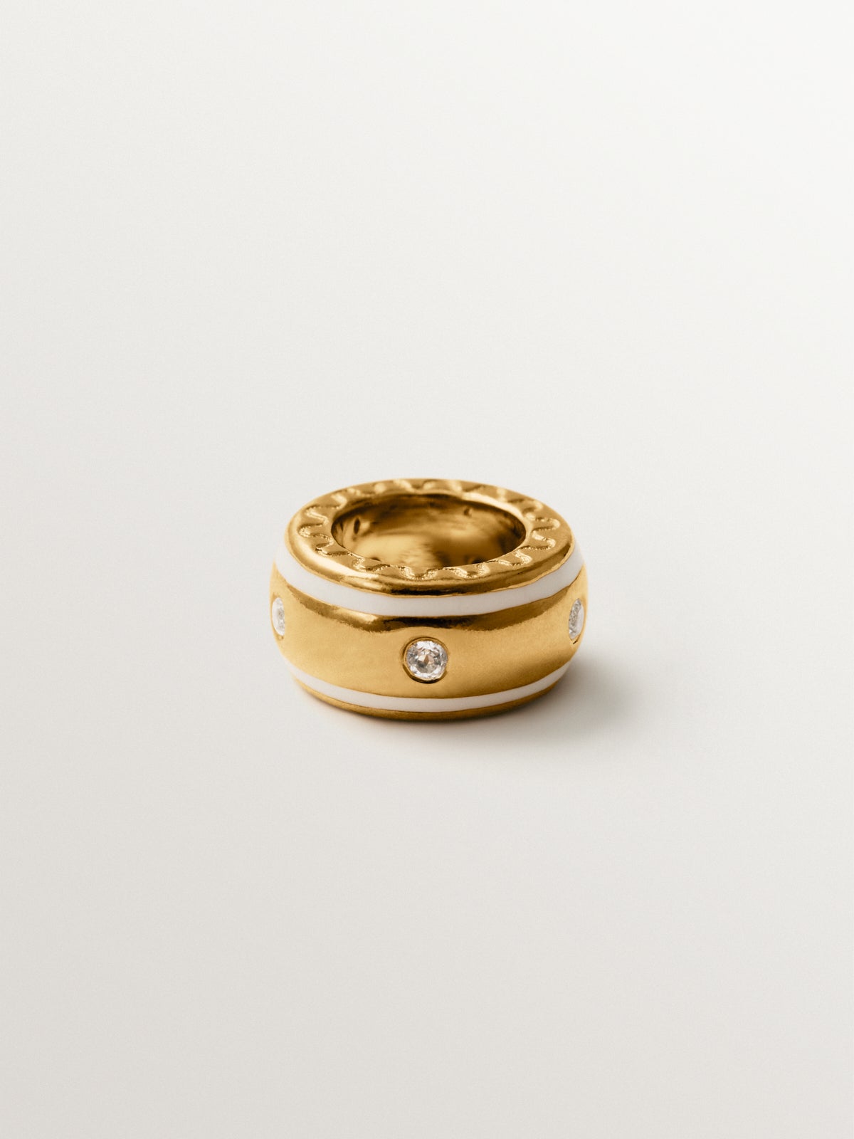 Charm de plata 925 bañada en oro amarillo de 18K con topacios blancos y esmalte blanco con forma circular
